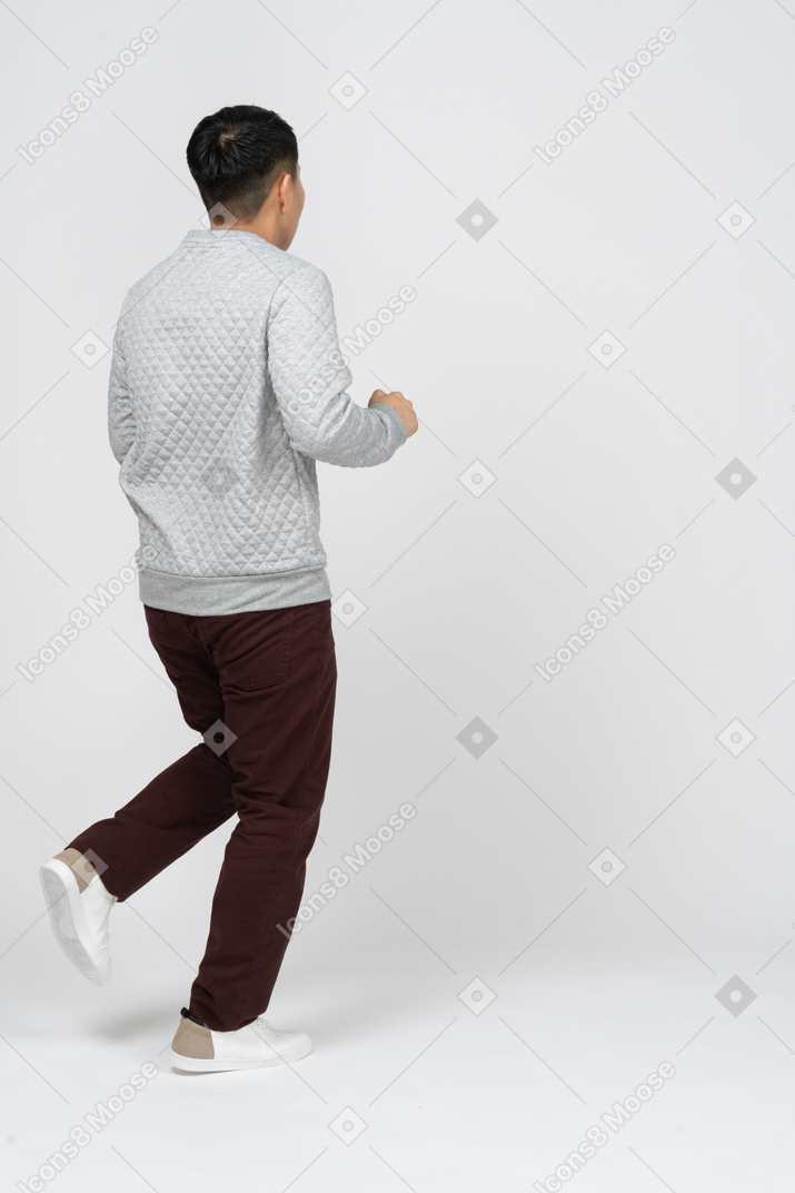 Человек в повседневной одежде гуляет
