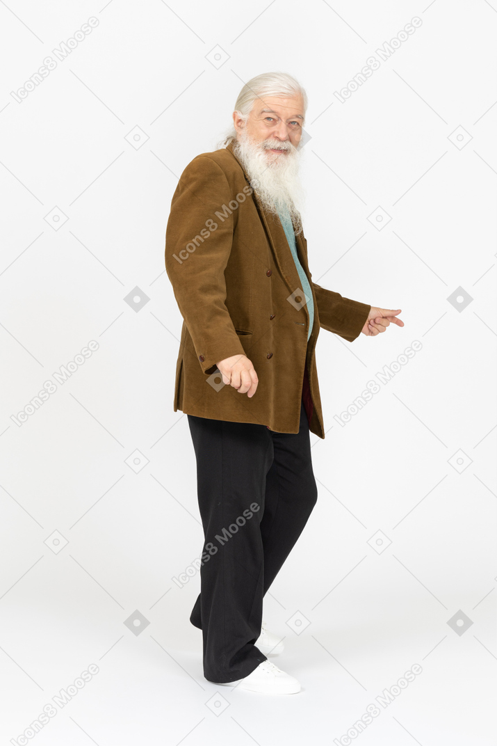 Anciano sonriendo mientras chasquea los dedos
