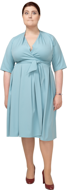 顔を作る青いドレスを着た女性の正面図
