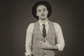 Retrato en blanco y negro de un apuesto caballero con sombrero