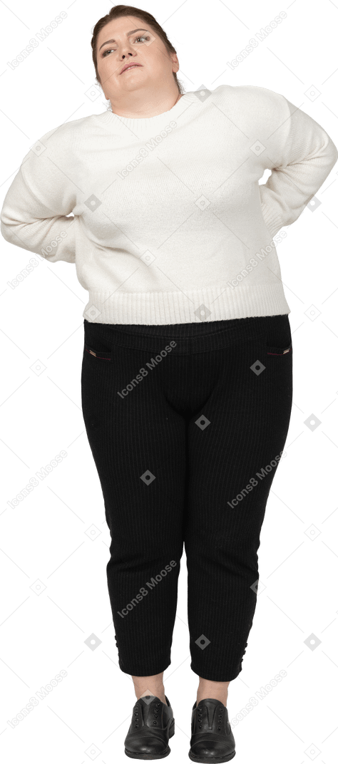 Donna grassoccia in abiti casual che soffre di dolore nella parte bassa della schiena