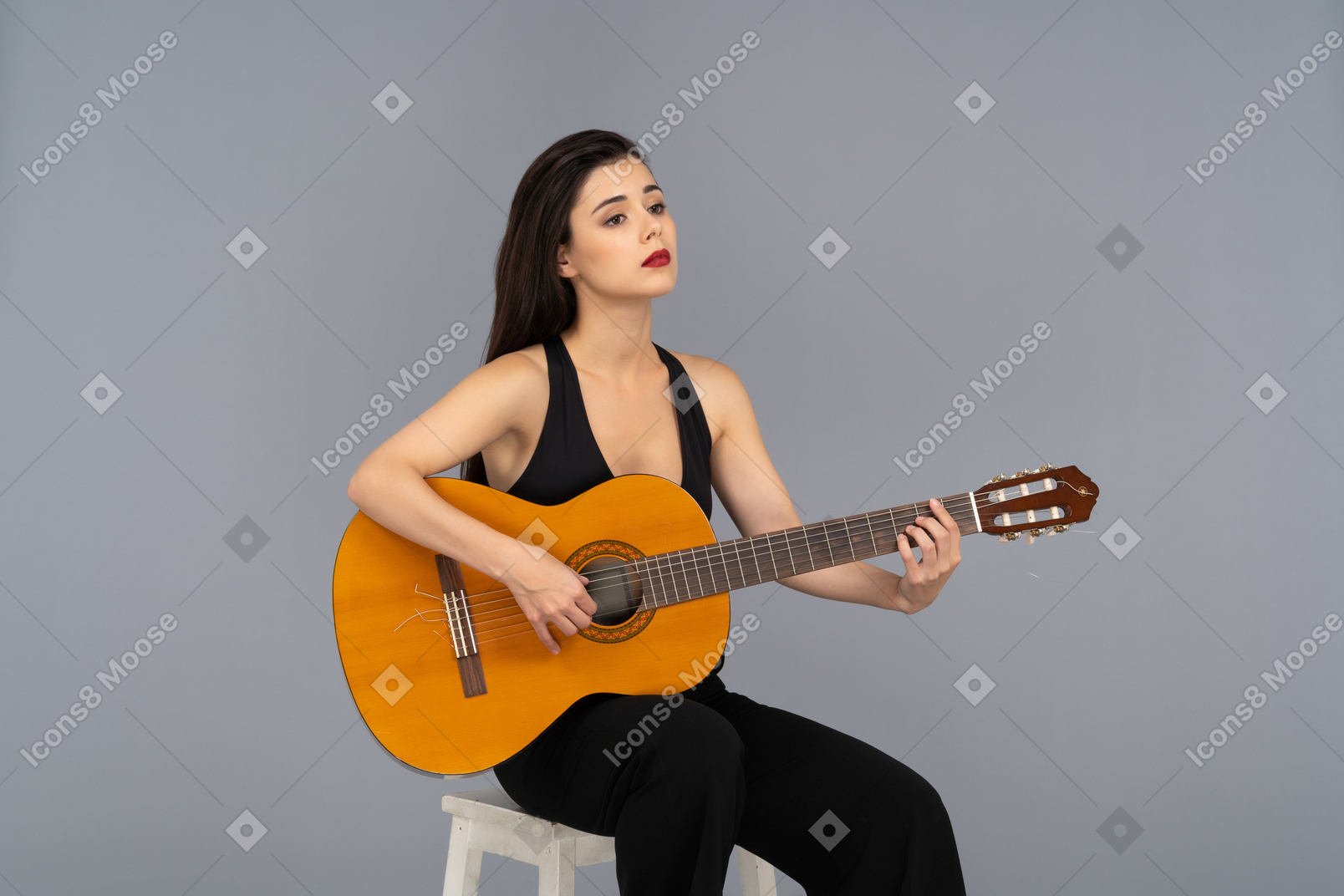 Réfléchie, jeune femme, jouer guitare