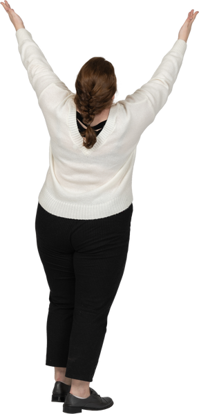 Vista posteriore di una donna grassoccia in abiti casual in piedi con le braccia alzate
