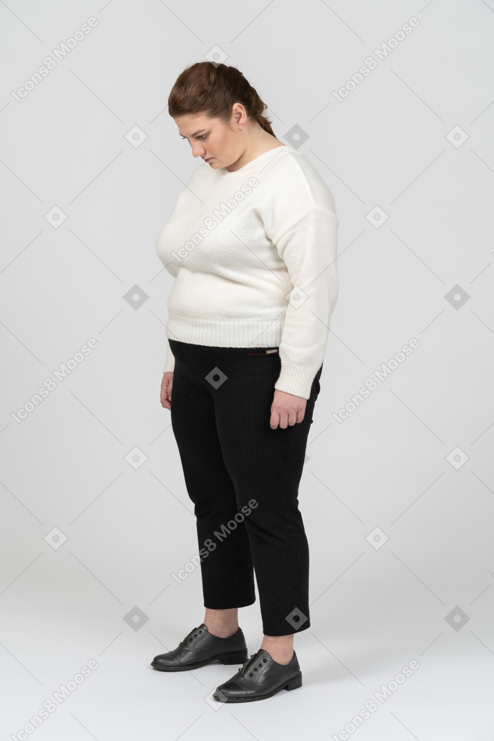 Femme dodue dans des vêtements décontractés debout