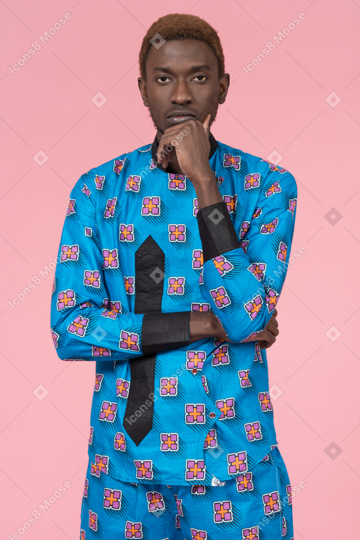 Schwarzer mann im blauen pyjama, der kamera betrachtet