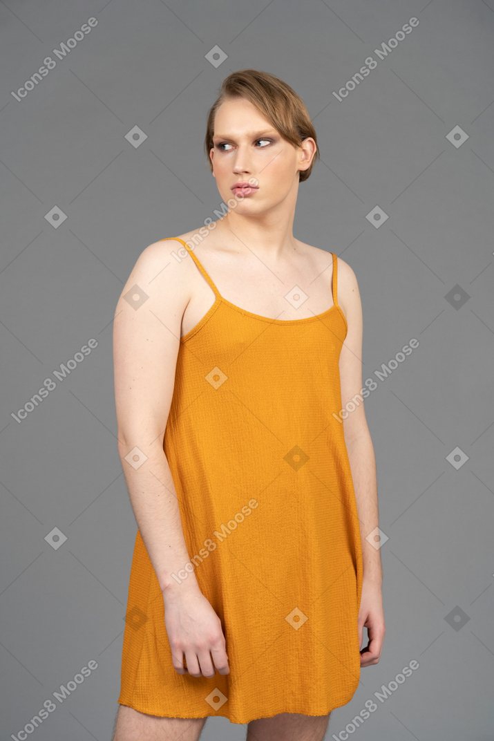 Retrato de una persona genderqueer mirando de reojo