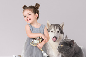 Menina feliz com seus animais de estimação