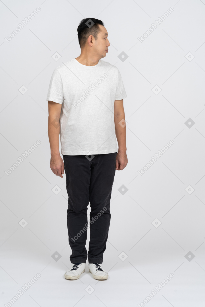 Vista frontal de un hombre con ropa informal mirando a un lado