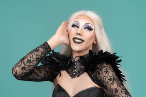 Bella dragqueen civettuola