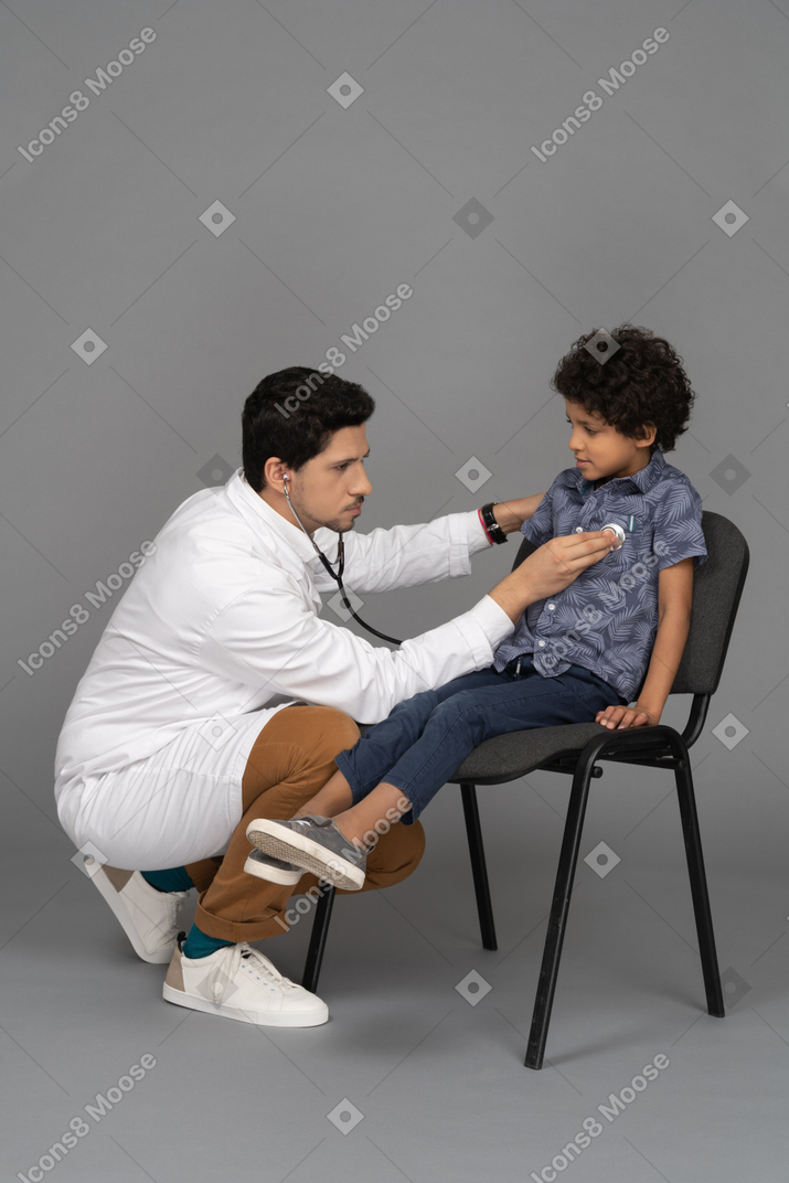 Doctor examinando al niño