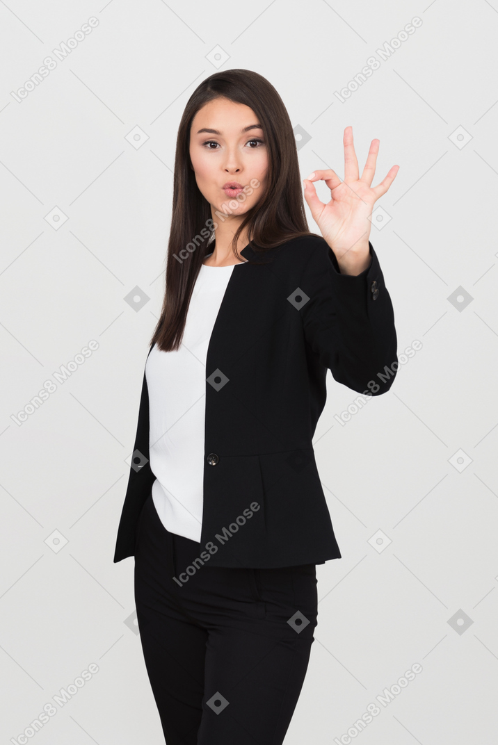 Mujer de negocios que muestra el signo ok