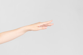 Mirada lateral de la mano extendida femenina