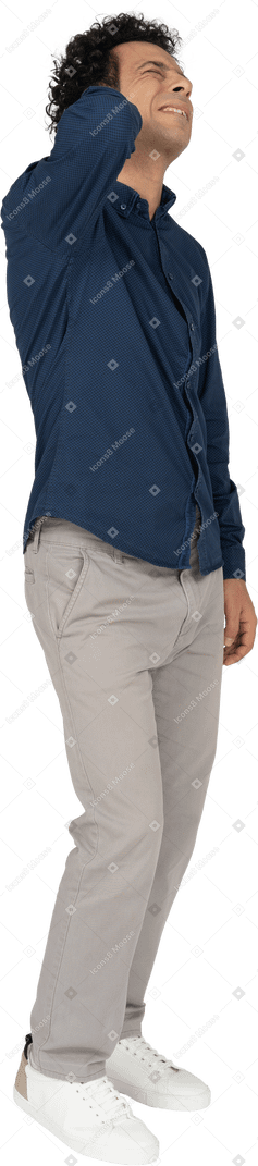 Seitenansicht eines mannes in freizeitkleidung mit nackenschmerzen