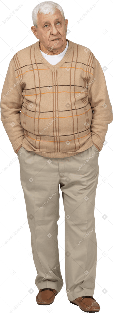 Вид спереди на старика в повседневной одежде, стоящего с руками в карманах