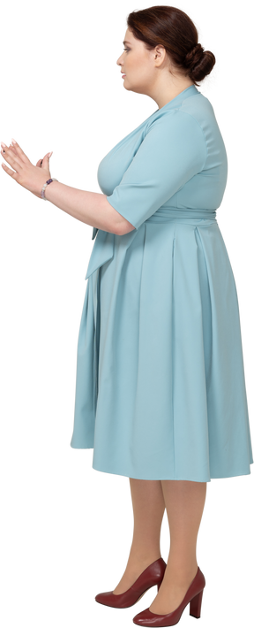 Vista lateral, de, un, mujer, en, vestido azul, gesticular