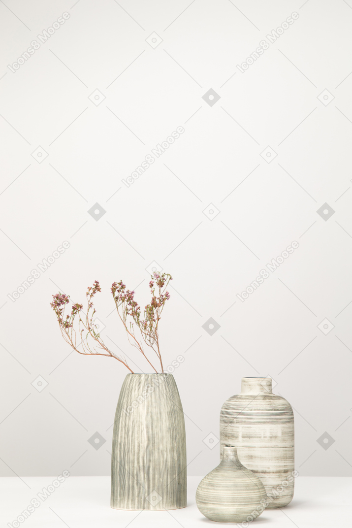 Schöne vase auf dem tisch