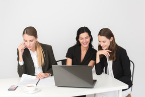 Meninas têm toda a diversão enquanto eu tento o meu melhor em fazer o trabalho