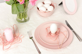 卵と装飾イースターテーブルの設定