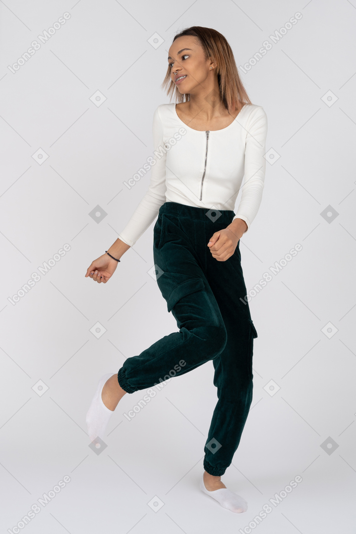 Женщина в повседневной одежде танцует