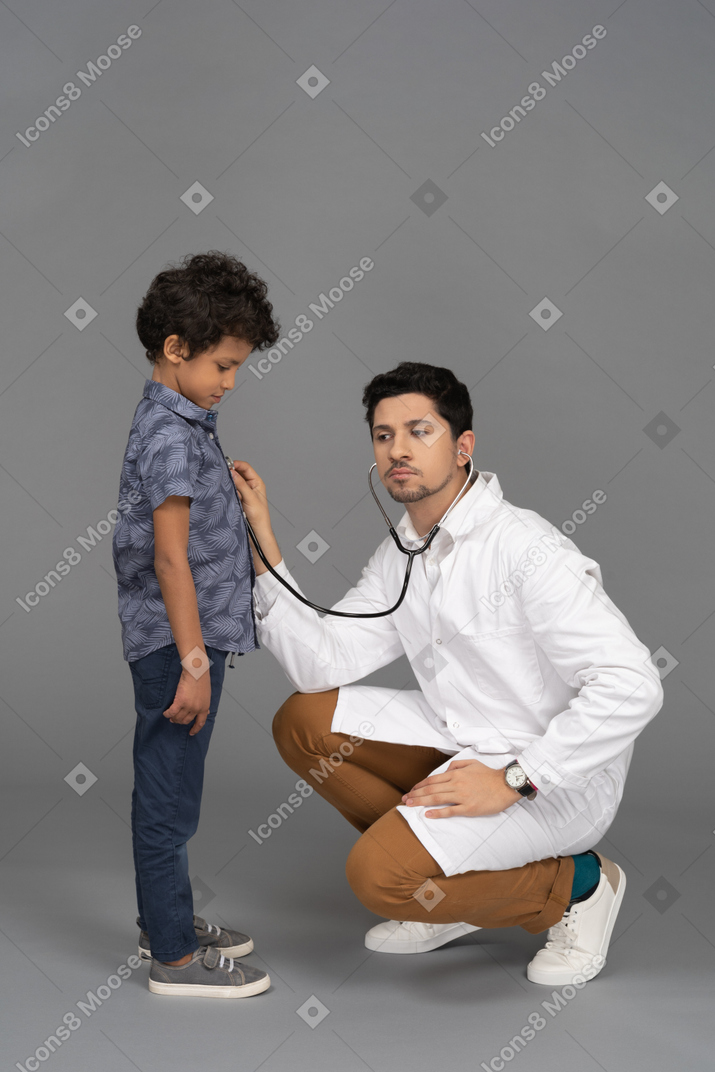 Doctor examinando niño