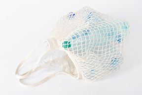 Avoska piena di bottiglie di plastica