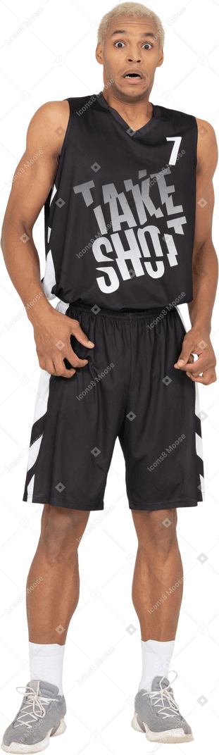 ショックを受けた若い男性のバスケットボール選手の正面図