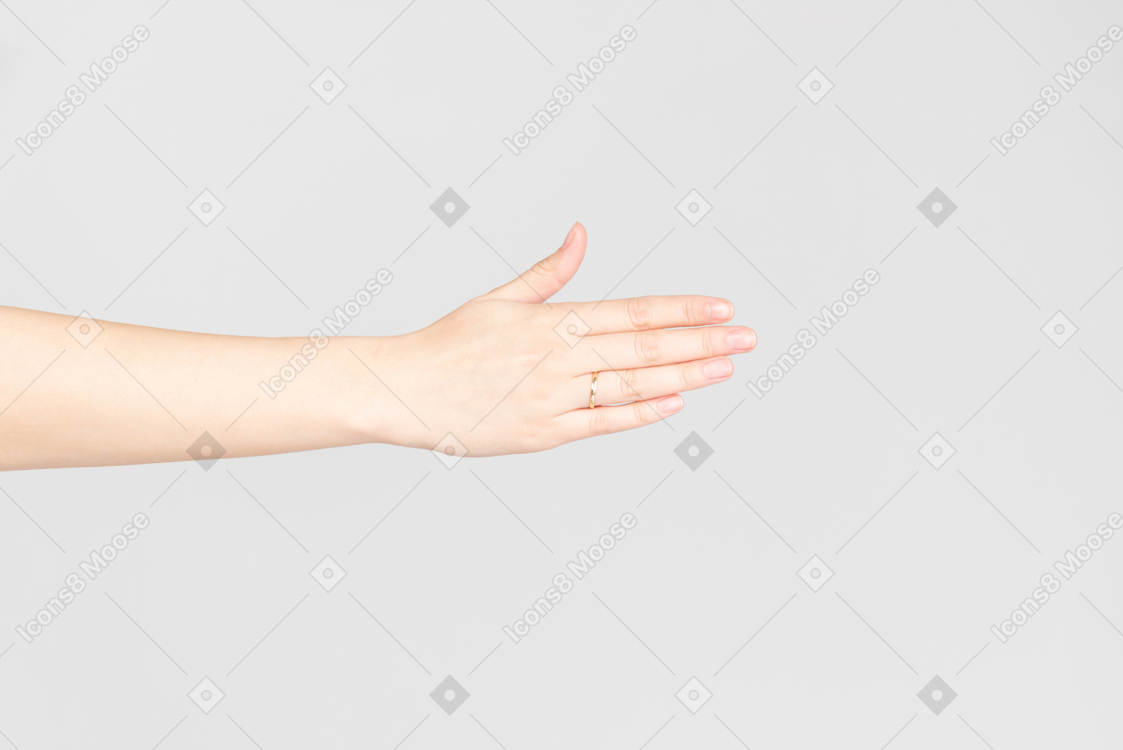 Mão feminina com anel nele