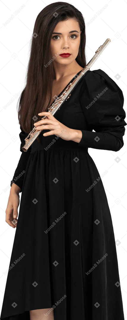 Dreiviertelansicht einer ernsten jungen dame im schwarzen kleid, das flöte hält