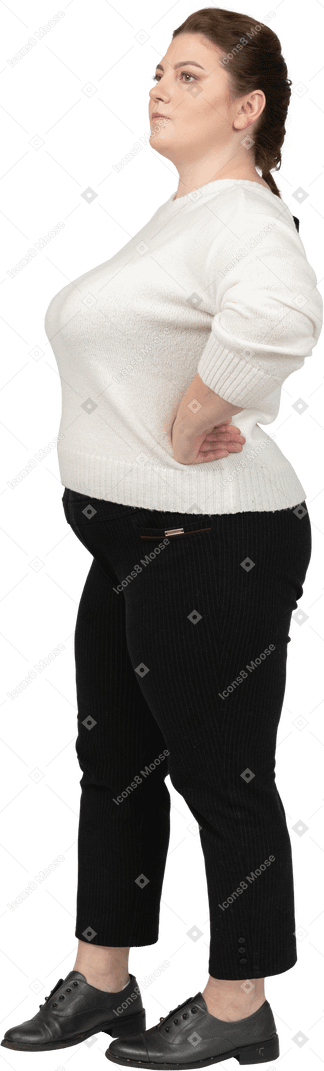 Mulher gorda com roupas casuais em pé com as mãos na cintura