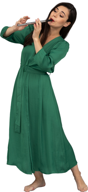 Dreiviertelansicht einer jungen dame im grünen kleid, die flöte spielt, während sie sich zurücklehnt