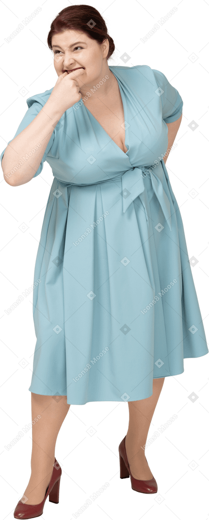 Vista frontale di una donna in abito blu che fischia