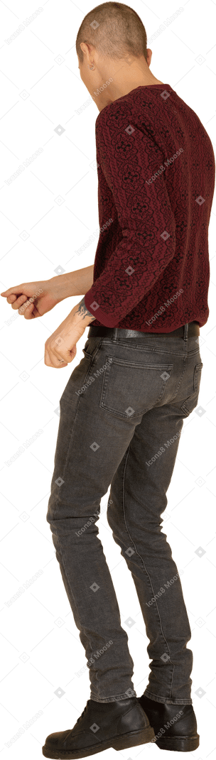 Dreiviertel-rückansicht eines tanzenden jungen mannes im roten pullover
