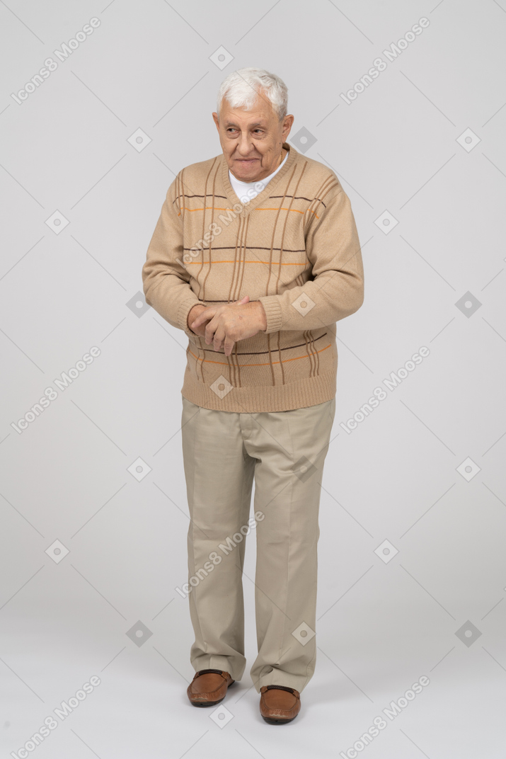 Vista frontal de un anciano con ropa informal