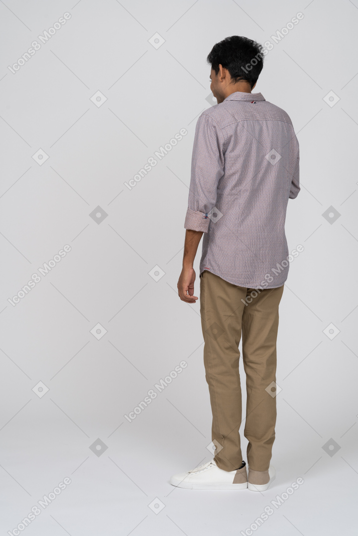 Homem em roupas casuais em pé