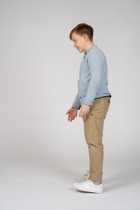 Vista lateral de um menino em roupas casuais