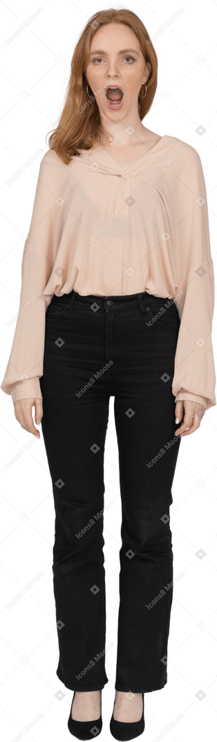 Mujer en hermosa blusa de pie