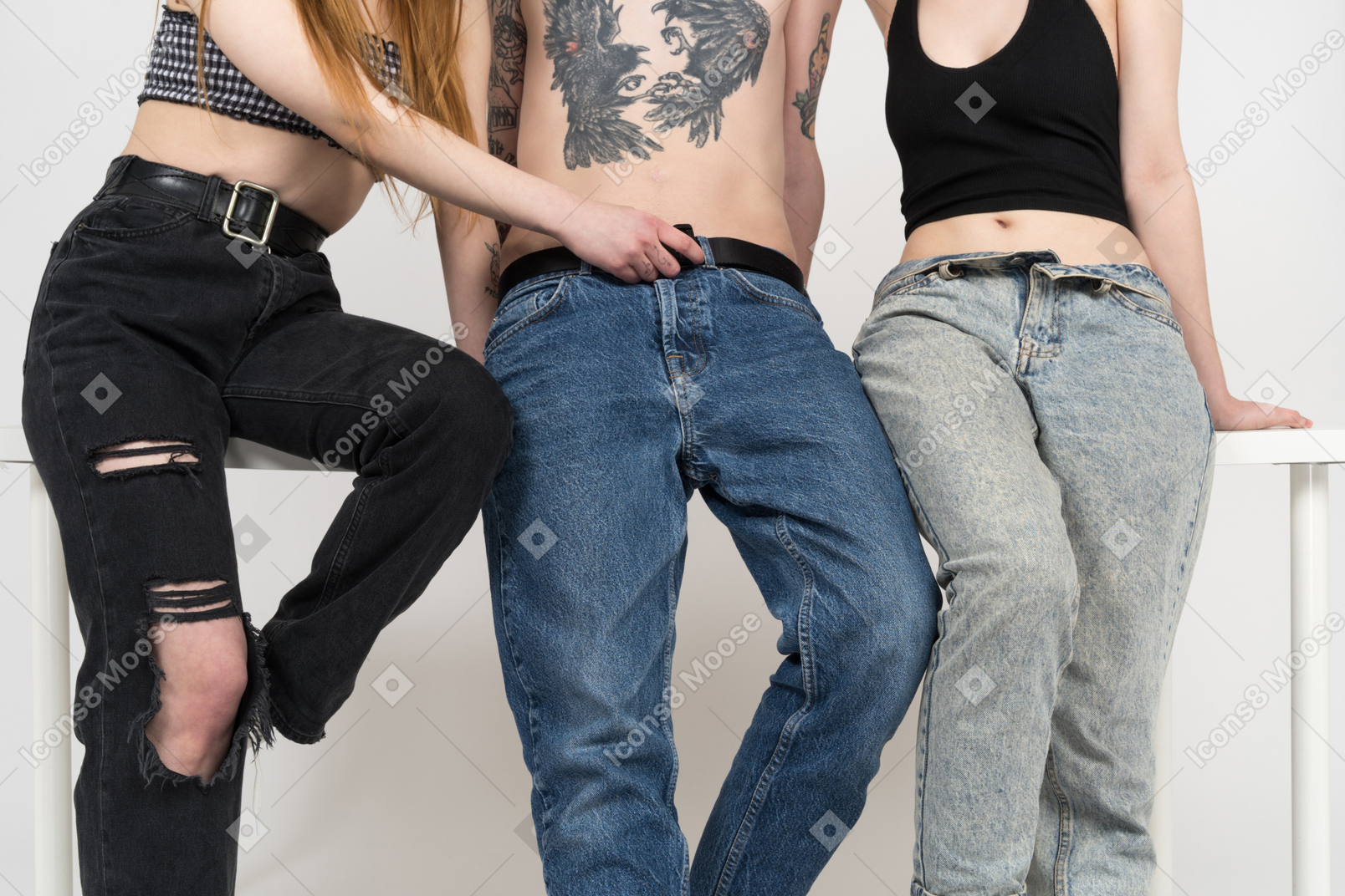 Una de las niñas desabrochando una mosca en los jeans de adolescente