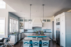 Interior de cocina azul y blanco