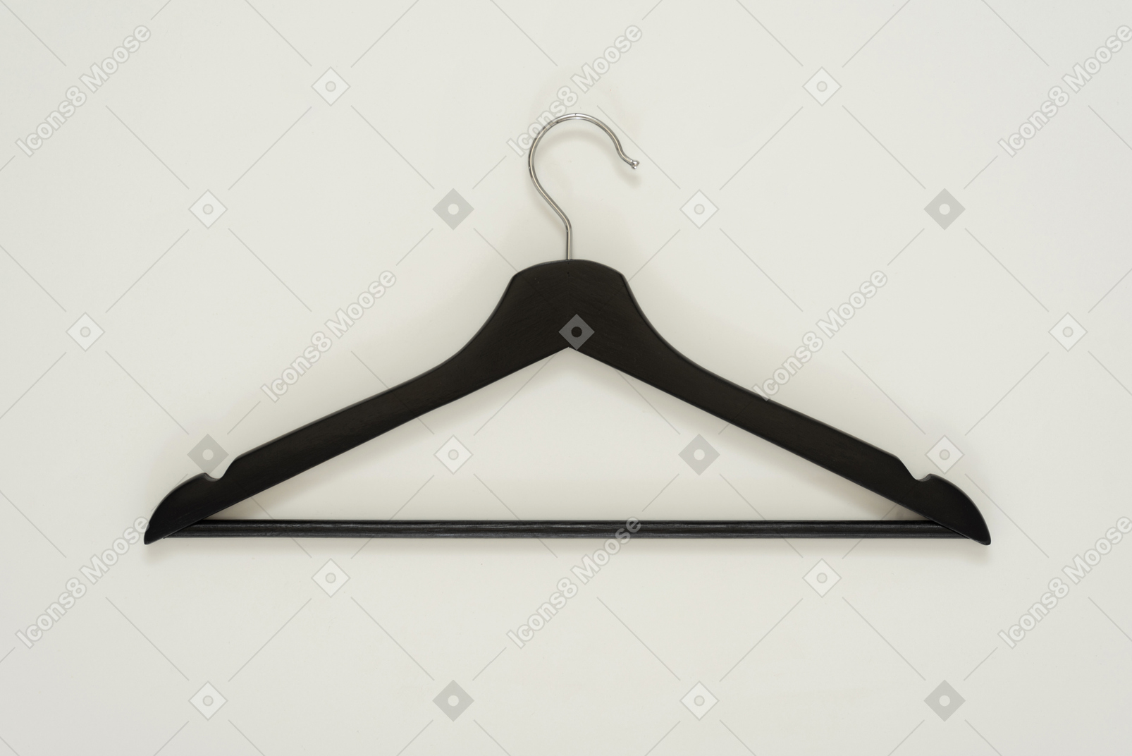 Черная вешалка для одежды
