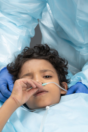 Criança com cânula nasal