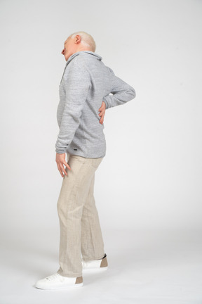Vista lateral del hombre de mediana edad que sufre de dolor de espalda