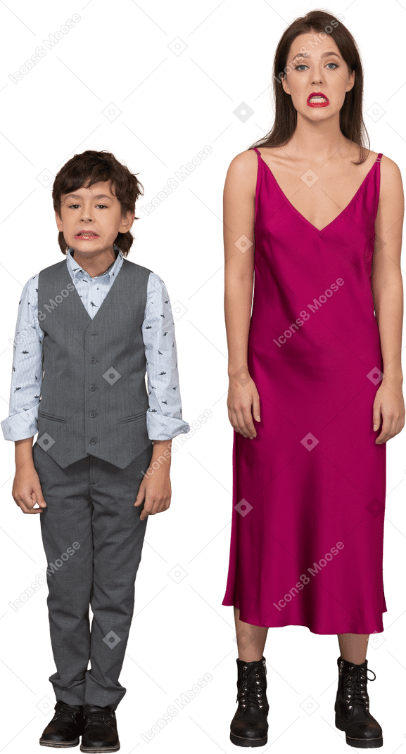一个笑嘻嘻的男孩和穿红裙子的女人的前视图
