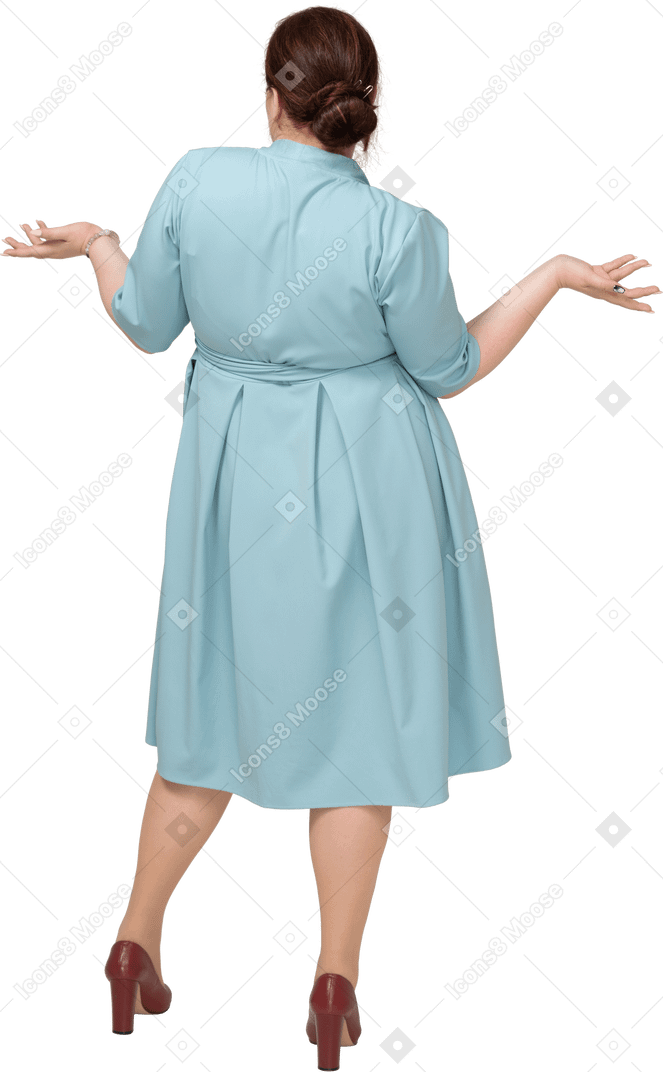 青いドレスを身振りで示す女性の背面図