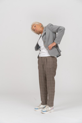 Vista lateral de una anciana en traje de estiramiento