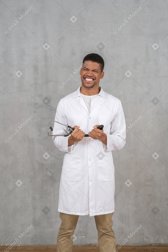 Médico de aparência irritada com um estetoscópio