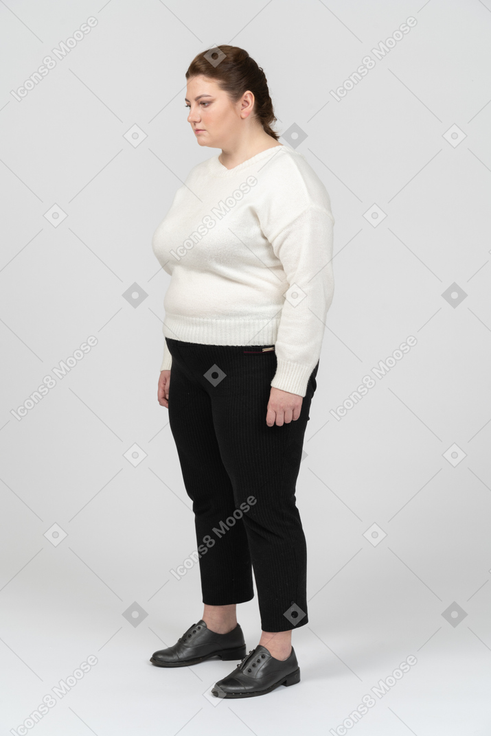 穿着休闲服站着的胖女人