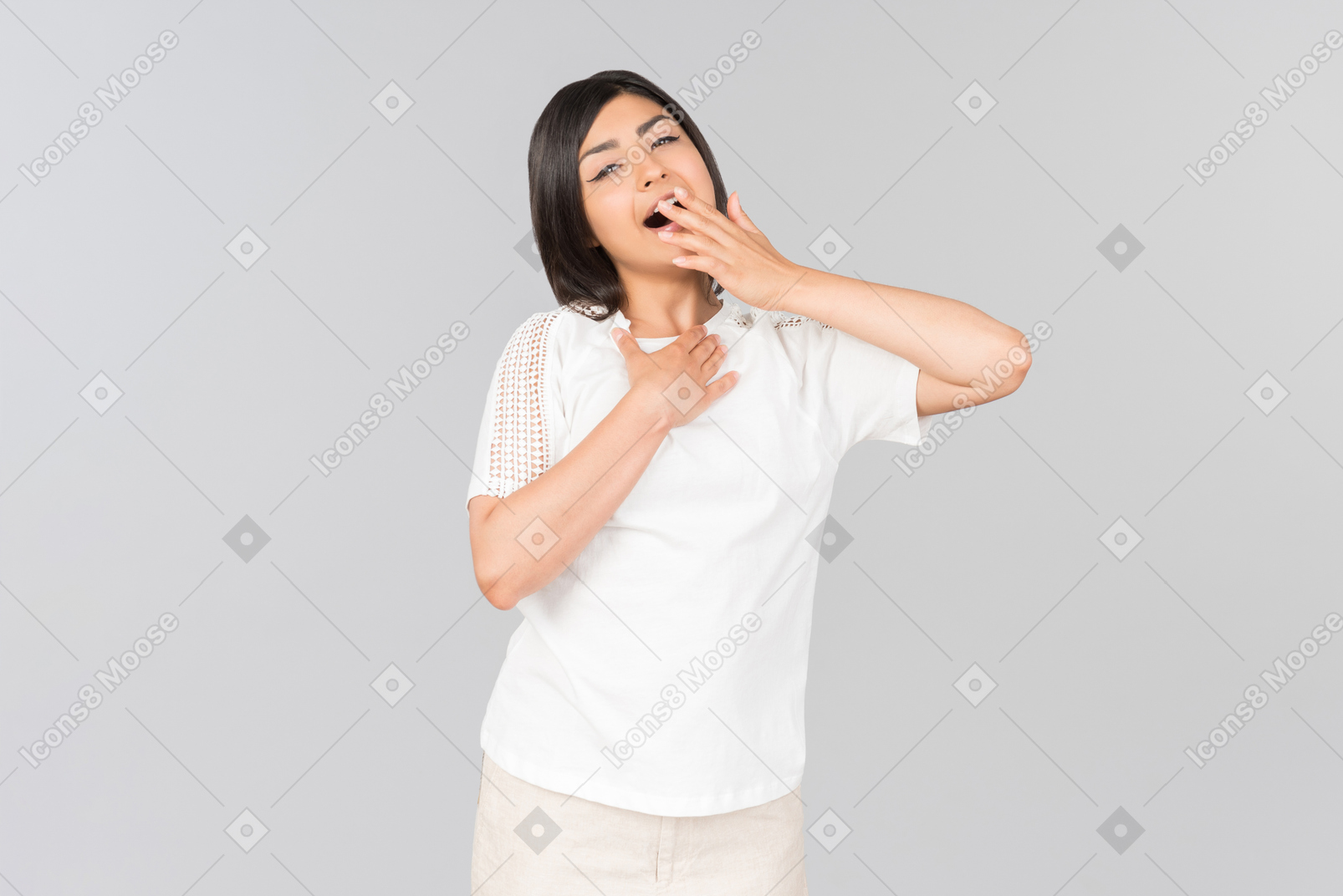Jovem mulher indiana em roupas confortáveis bocejando