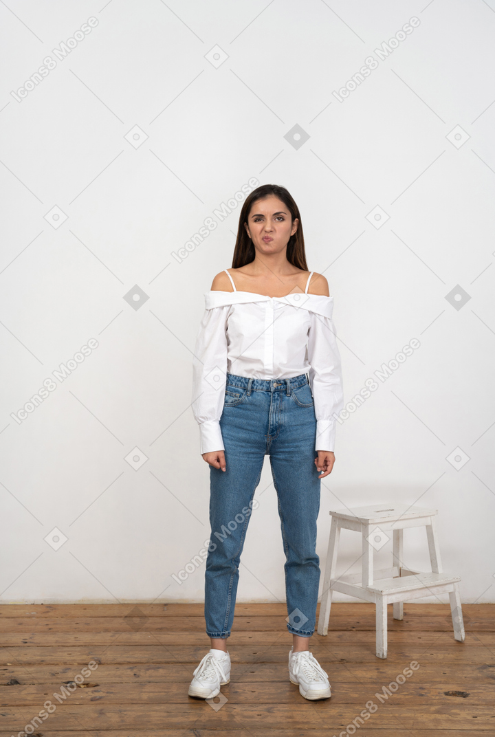 Uma mulher em frente a uma parede branca