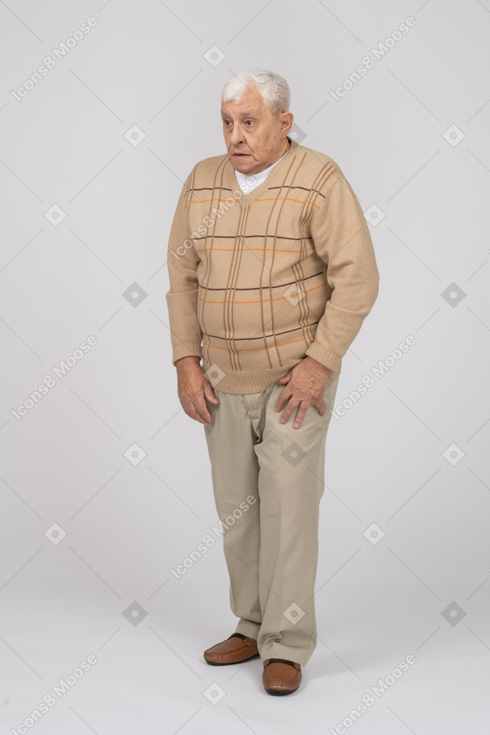 カジュアルな服装で混乱した老人の正面図