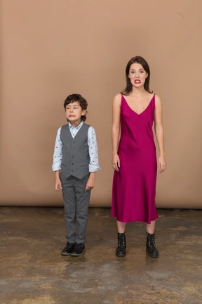 Vista frontal, de, un, sonriente, niño y mujer, en, vestido rojo
